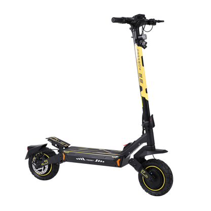 Schwarz-gelber E-Scooter mit dem Schriftzug FREEBOY schräg von vorn, mit Frontlicht, Trittbrett und zwei Reifen