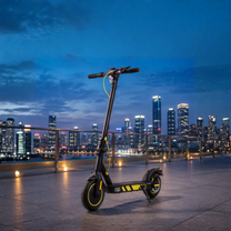 Wheely J04 E-Scooter schräg von vorne in abendlicher Umgebung