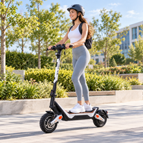 Wheely - J18 E-Scooter mit Fahrer in Helm und mit Rucksack in einem grünen Stadtpark