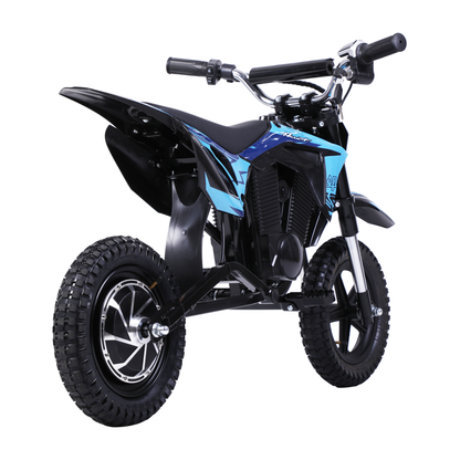 Wheely - Y3 in Schwarz und Blau, schräg von vorne gesehen, mit Lenker, Sattel, Fußrasten und Geländereifen