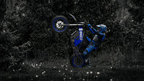 Fahrer springt mit dem ZAWES GT1 Elektro-Dirtbike vor dunklem Hintergrund