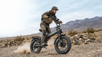 Person auf dem APEFOX RH20 faltbaren Fatbike-E-Bike auf einer Wiese