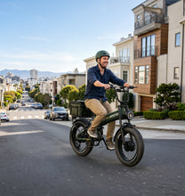 Person auf dem APEFOX RH20 faltbaren Fatbike-E-Bike in der Stadt