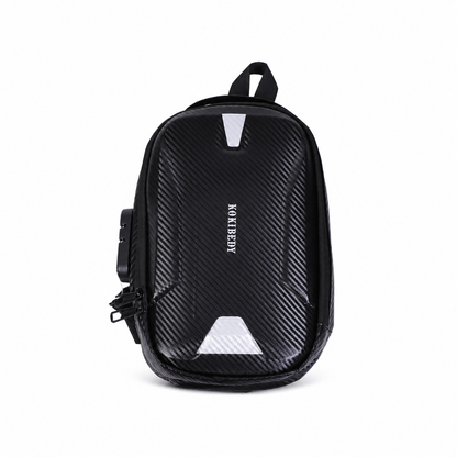 Schwarze Tasche mit Carbonfaser-Muster, Schriftzug KOKIBEDY, Reflexstreifen, Griff und Zahlenschloss vor weißem Hintergrund