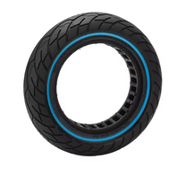 10-Zoll-Halbvollgummireifen Line Edition für Ninebot G30 mit blauen Details in Schrägansicht