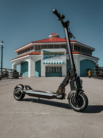 DUALTRON POPULAR E-Scooter schräg von vorne auf einer Straße
