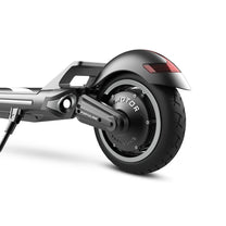 Hinterrad des DUALTRON POPULAR aus niedriger Perspektive