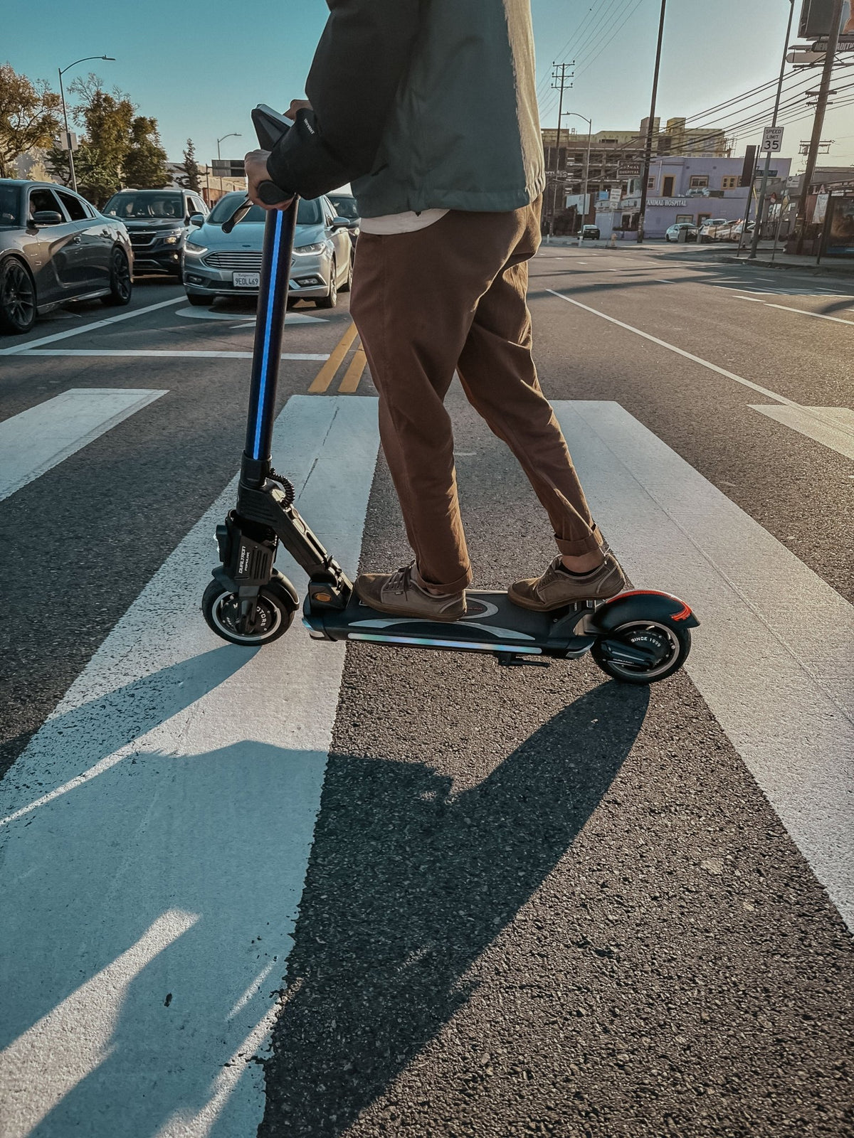 Person auf dem DUALTRON POPULAR E-Scooter auf einer Straße