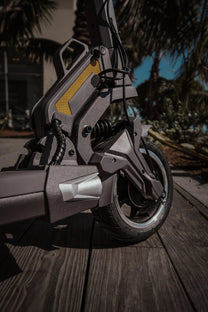 Detail des DUALTRON TOGO E-Scooters aus niedriger Perspektive
