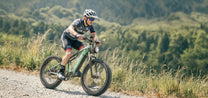 Mann auf dem Duotts E26 Fatbike-E-Bike auf einem Fußweg