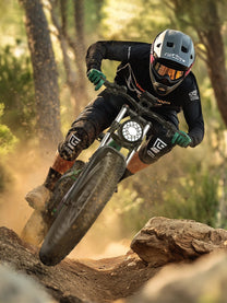 Fahrer mit dem Duotts E26 Fatbike-E-Bike im Gelände