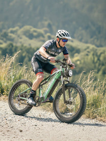 Mann auf dem Duotts E26 Fatbike-E-Bike auf einem Fußweg