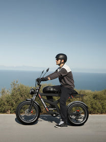 Mann auf dem Duotts F20 Fatbike-E-Bike auf der Straße