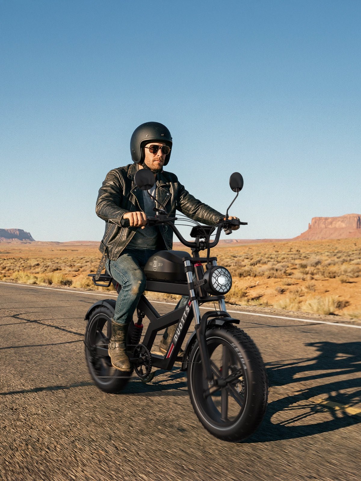 Mann auf dem Duotts F20 Fatbike-E-Bike auf der Straße