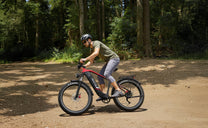 Mann auf dem Duotts F26 Lite Fatbike-E-Bike auf einem Fußweg
