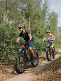 Zwei Fahrer mit dem Duotts F26 Lite Fatbike-E-Bike im Wald
