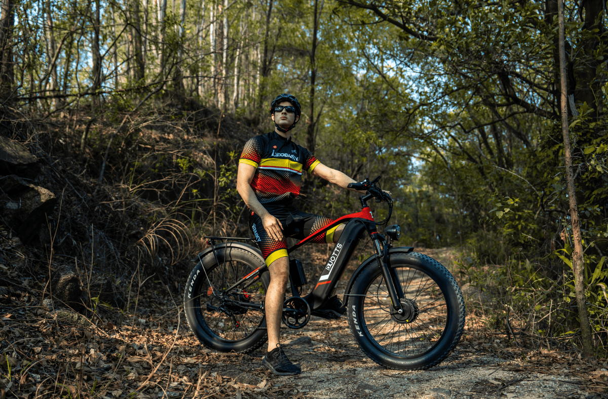 Fahrer mit dem Duotts F26 Fatbike-E-Bike im Gelände im Wald