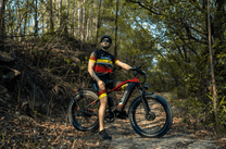 Fahrer mit dem Duotts F26 Fatbike-E-Bike im Gelände im Wald