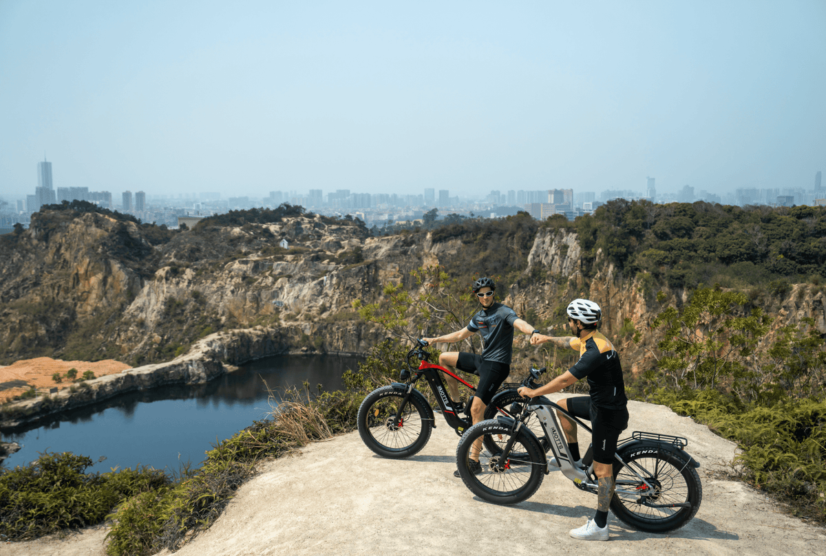 Zwei Fahrer mit dem Duotts F26 Fatbike-E-Bike