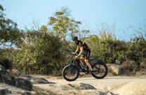 Fahrer mit dem Duotts F26 Fatbike-E-Bike im Gelände