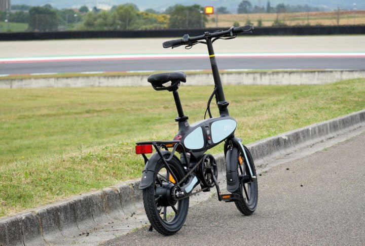 DYU C2 faltbares E-Bike schräg von hinten auf einem Fußweg