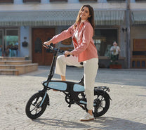 Frau steht neben dem DYU C2 faltbaren E-Bike in der Stadt