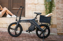 DYU T1 faltbares E-Bike in der Seitenansicht in der Stadt