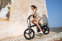 Frau auf dem DYU T1 faltbaren E-Bike in der Stadt