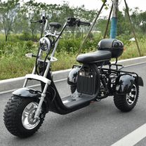 eHoodax 05WQ Elektro-Dreirad schräg von vorne auf der Straße