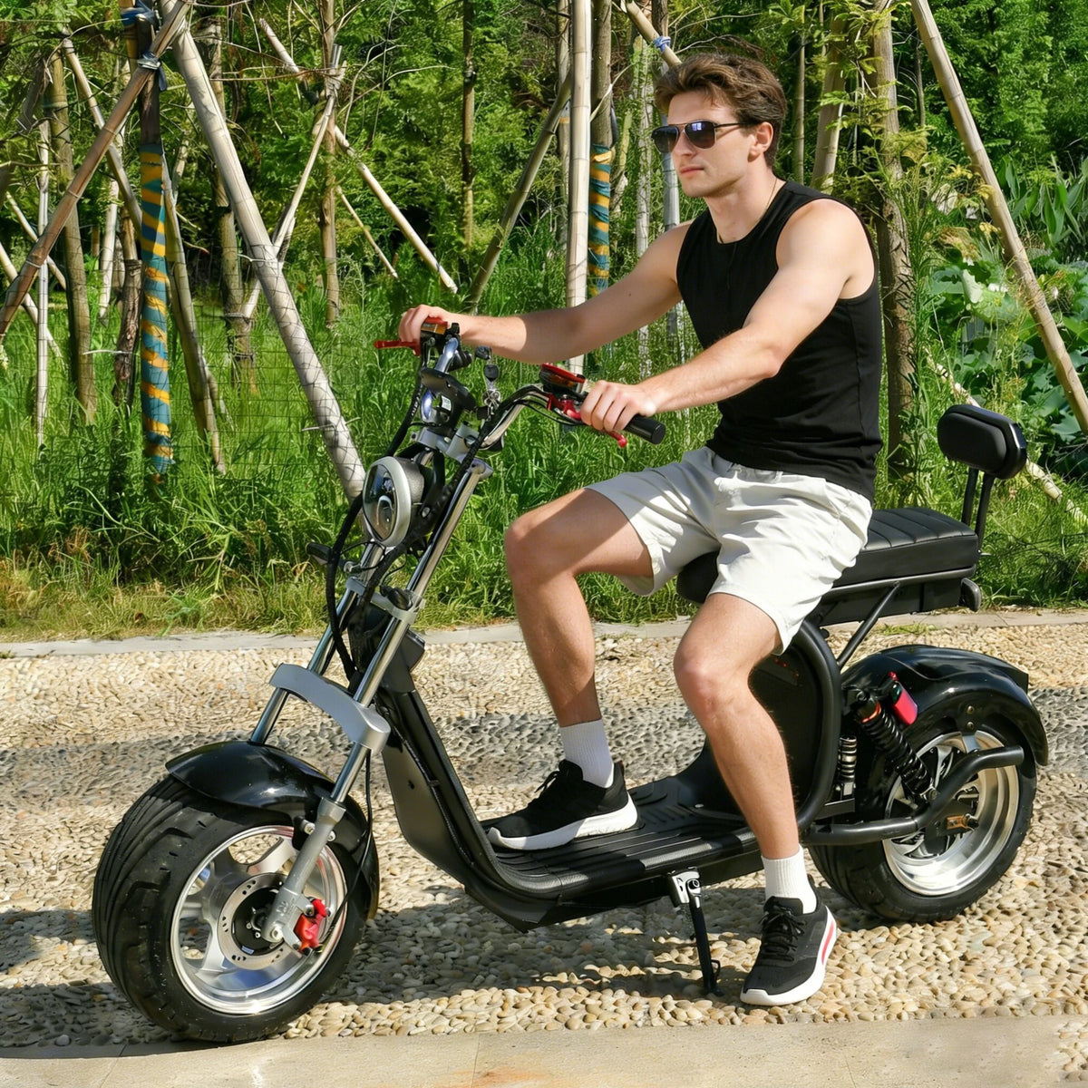 Mann auf dem eHoodax X10 City Road E-Scooter