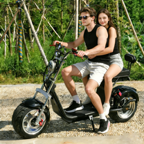 Zwei Fahrer mit dem eHoodax X10 City Road E-Scooter