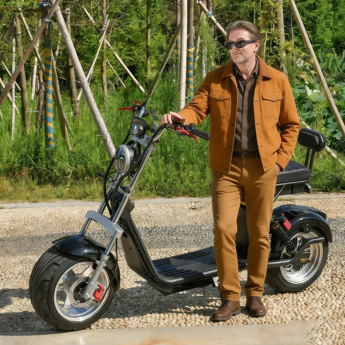 Mann steht neben dem eHoodax X10 City Road E-Scooter