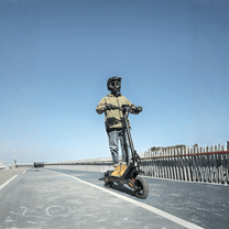 Person auf dem ENGWE Y700 E-Scooter auf einer Straße