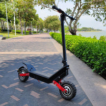 HX X10 E-Scooter schräg von vorne auf einem Fußweg