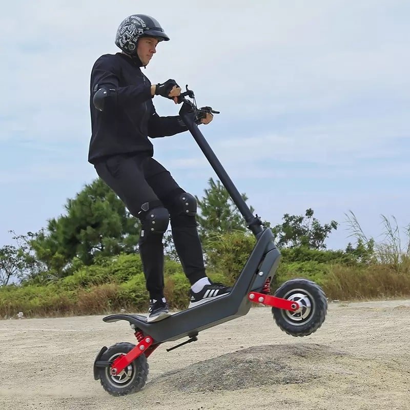 Mann auf dem HX X10 E-Scooter auf sandigem Untergrund