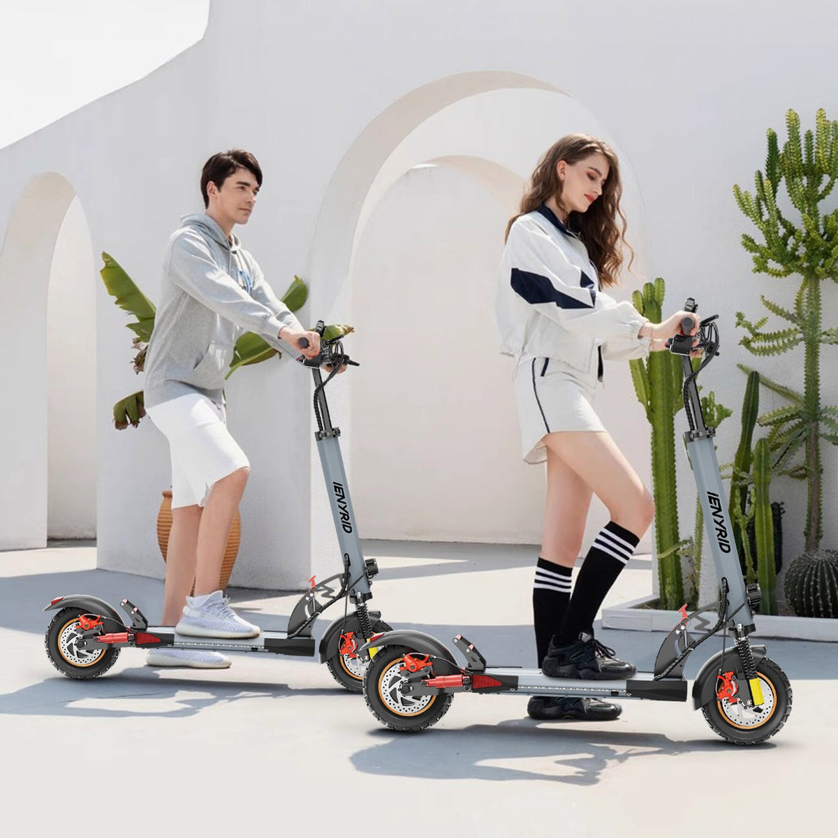 Zwei Fahrer mit dem iENYRID A1 E-Scooter