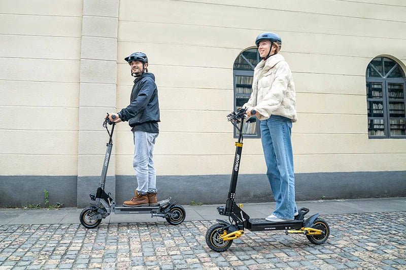 Zwei Fahrer mit dem iENYRID ES1 E-Scooter auf einer Straße
