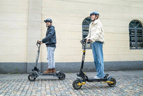 Zwei Fahrer mit dem iENYRID ES1 E-Scooter auf einer Straße