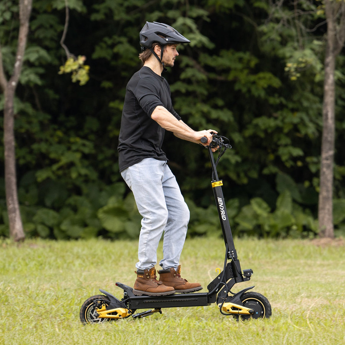 Mann auf dem iENYRID ES1 E-Scooter in einem Park