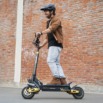 Mann auf dem iENYRID ES1 E-Scooter auf einer Straße