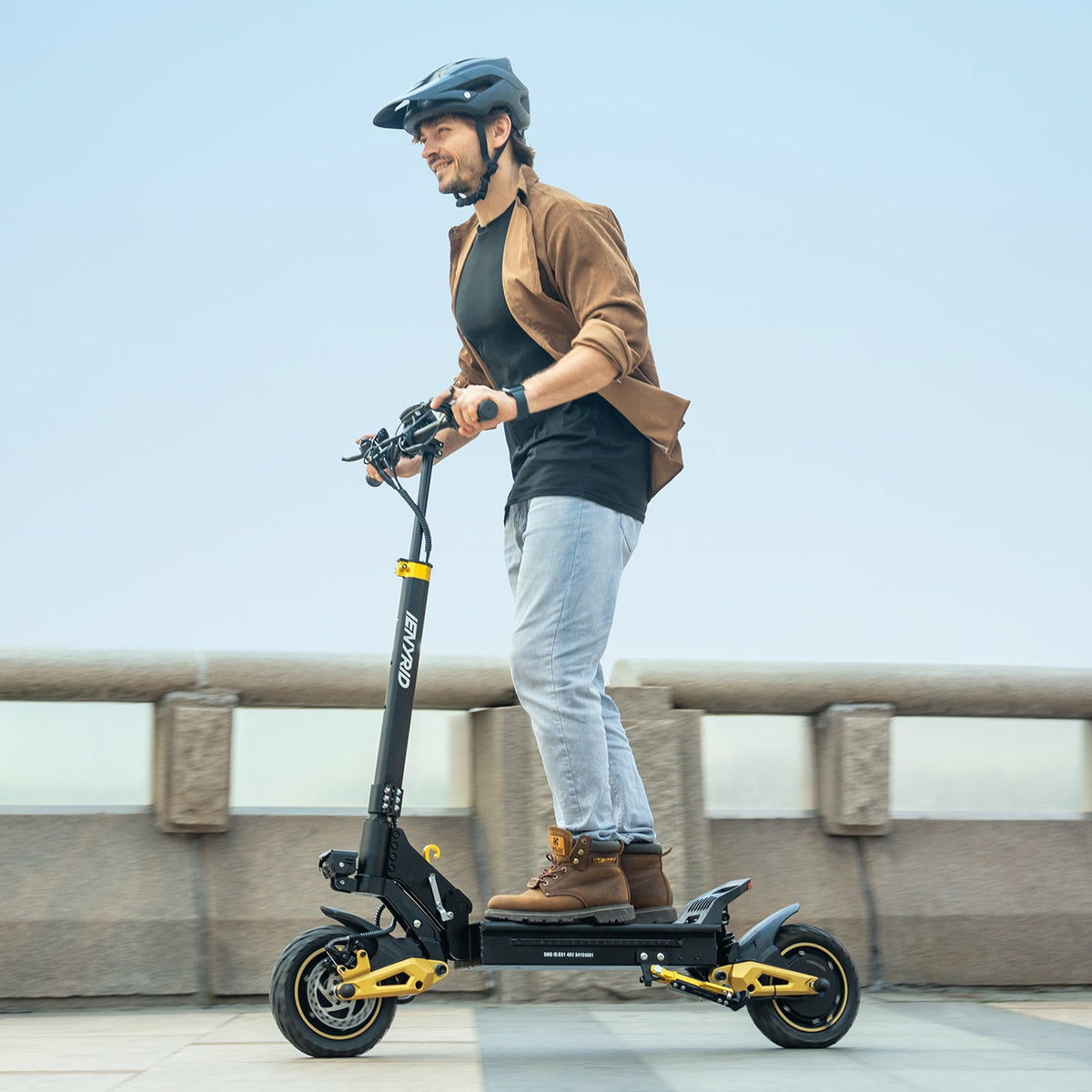 Mann auf dem iENYRID ES1 E-Scooter