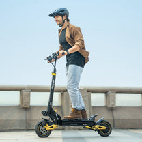 Mann auf dem iENYRID ES1 E-Scooter