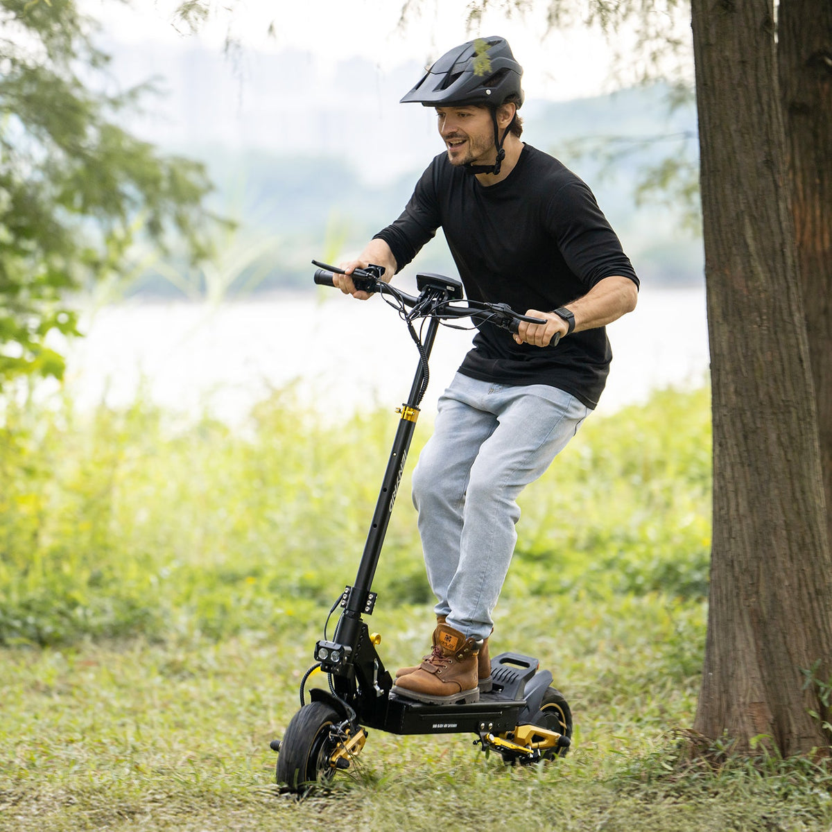 Mann auf dem iENYRID ES1 E-Scooter an einem See
