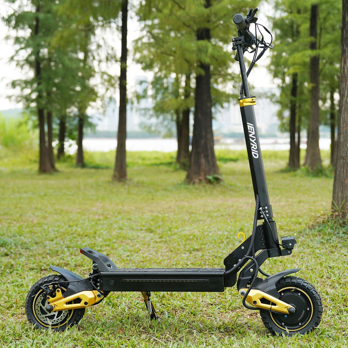 iENYRID ES1 E-Scooter schräg von vorne in einem Park