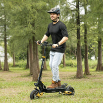 Mann auf dem iENYRID ES1 E-Scooter in einem Park