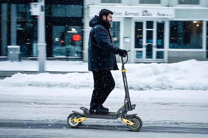 Mann auf dem iENYRID ES1 E-Scooter im Schnee