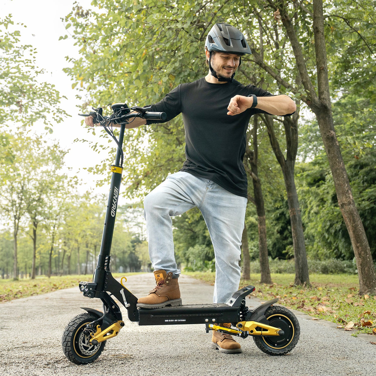 Mann auf dem iENYRID ES1 E-Scooter in einem Park