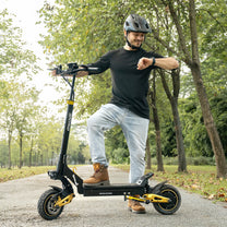 Mann auf dem iENYRID ES1 E-Scooter in einem Park
