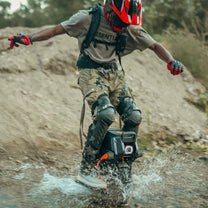 Person auf dem InMotion V14 Adventure elektrischen Einrad auf einem Trail