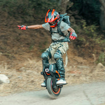 Person auf dem InMotion V14 Adventure elektrischen Einrad auf einem Trail